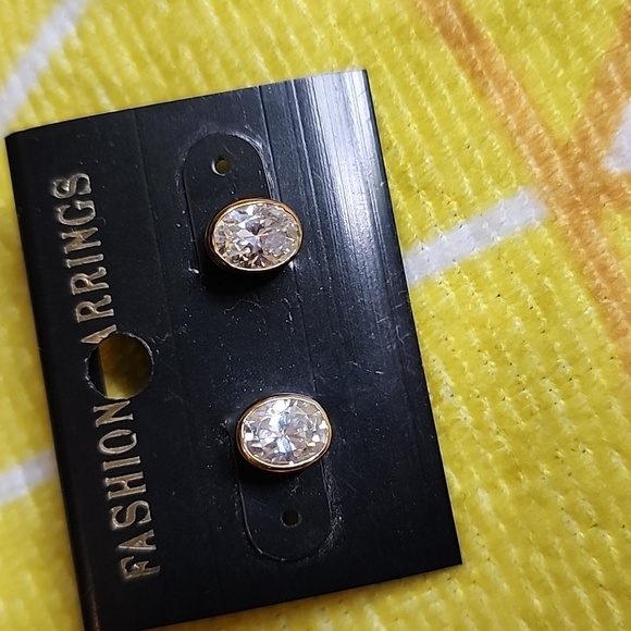 EUC - Vintage Gold toned Oval Studs Fashion Earrings for Pierced earrin… - Picture 2 of 7